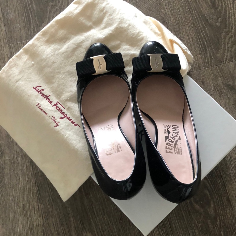 Ferragamo classic black shoes size 6 very good condition with bag